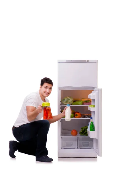 Uomo vicino al frigo pieno di cibo — Foto Stock