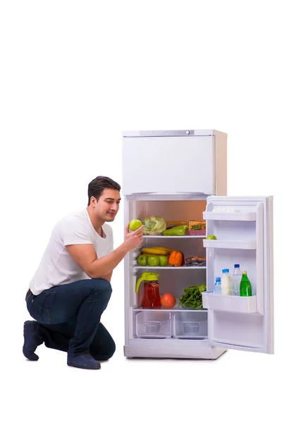 Homem ao lado do frigorífico cheio de comida — Fotografia de Stock