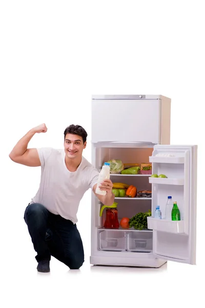 Férfi mellett hűtőszekrény teljes élelmiszer — Stock Fotó