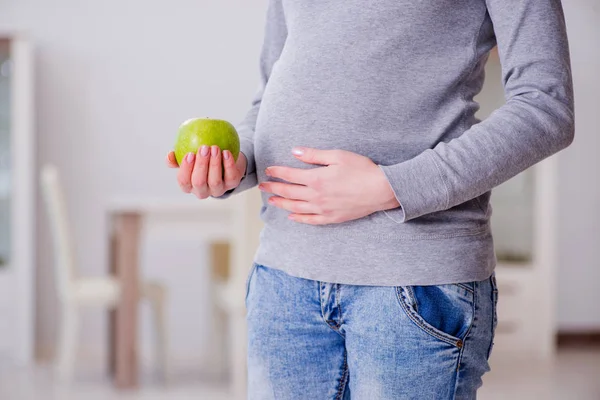 Zwangere vrouw raakt haar buik aan — Stockfoto