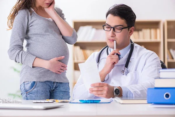 Беременная женщина посещает врача для консультации — стоковое фото