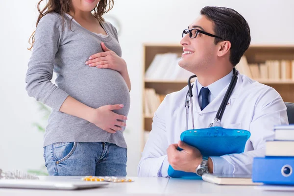 Mulher grávida visitante médico para consulta — Fotografia de Stock