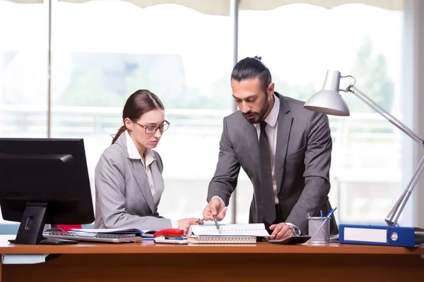 Mujer y hombre en el concepto de negocio —  Fotos de Stock