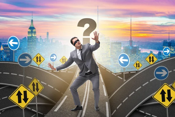 Blindfold businessman on the road unsure — Stock Photo, Image