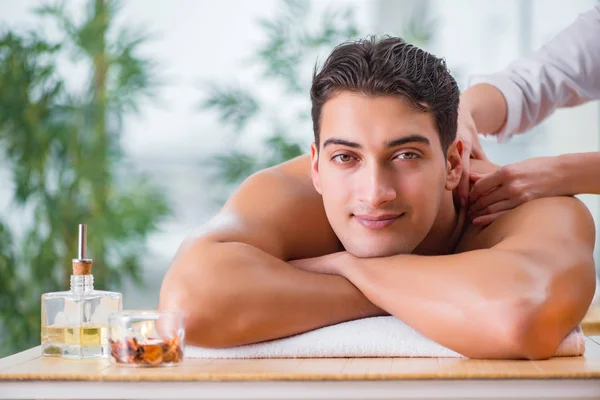 Beau homme pendant la séance de massage spa — Photo