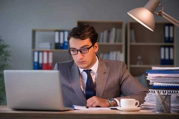 Uomo d'affari che rimane in ufficio per lunghe ore — Foto Stock