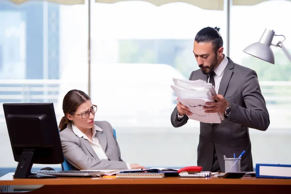 Hombre y mujer en concepto de negocio —  Fotos de Stock