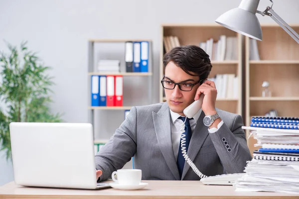 Bel homme d'affaires travaillant dans le bureau — Photo