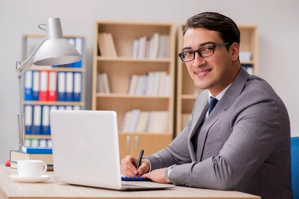 Jovem empresário bonito trabalhando no escritório — Fotografia de Stock