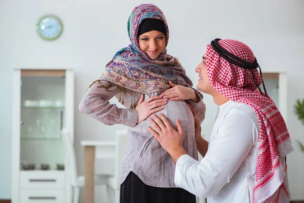 Jeune famille musulmane arabe avec femme enceinte qui attend un bébé — Photo