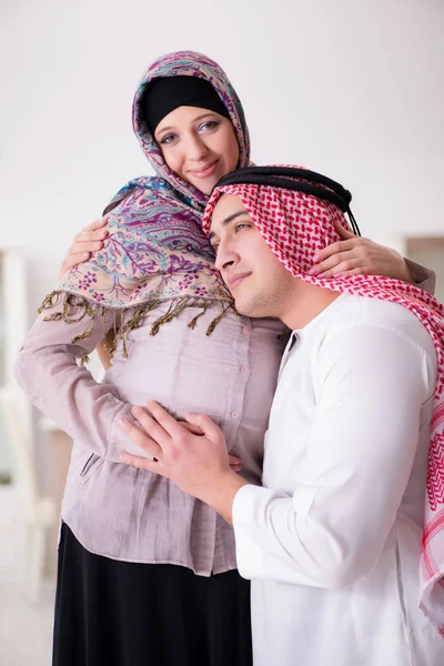 Familia musulmana árabe joven con esposa embarazada esperando un bebé —  Fotos de Stock