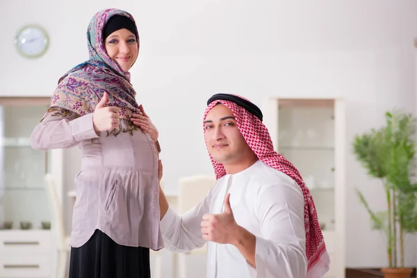 有怀孕妻子的年轻的Arab穆斯林家庭 — 图库照片