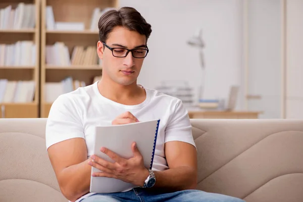 Mann arbeitet sitzend auf Sofa — Stockfoto