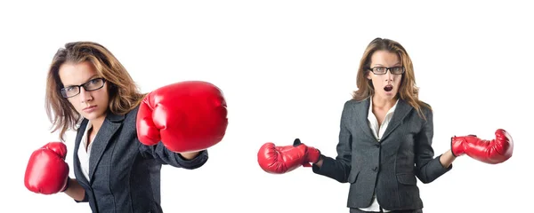 Jeune femme avec gants de boxe isolé sur blanc — Photo