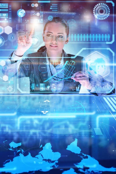 Vrouwelijke analist werkt met big data — Stockfoto