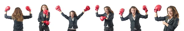 Mujer joven con guantes de boxeo aislados en blanco — Foto de Stock