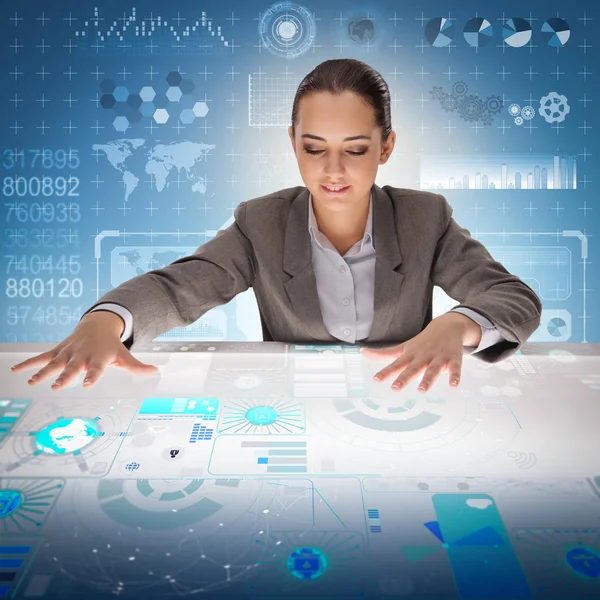 Nő a futurisztikus adatbányászat koncepció — Stock Fotó