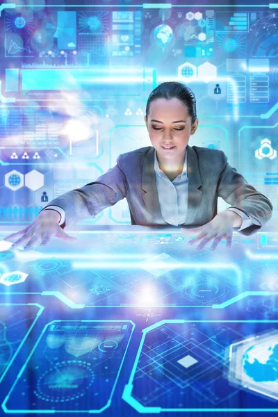 Analista mujer trabajando con big data — Foto de Stock