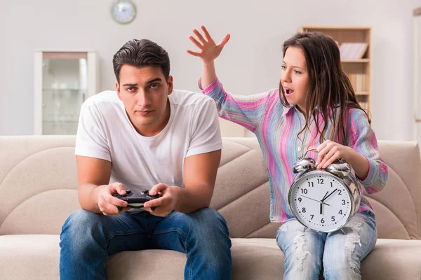 Familia joven que sufre de adicción a los juegos de ordenador —  Fotos de Stock