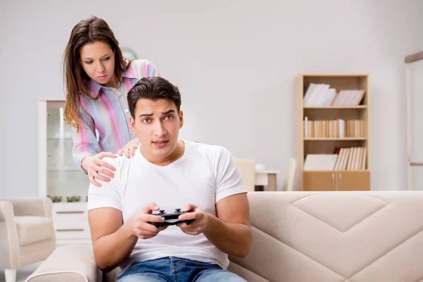 Młoda rodzina cierpiąca na uzależnienie od gier komputerowych — Zdjęcie stockowe