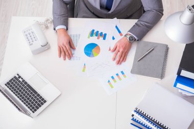 İş adamlarının iş haritaları üzerinde çalışmalarına tepeden bak