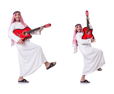 Arap adam beyaz izole gitar çalmak