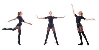 Beyaz arka planda dans eden genç bir kadın