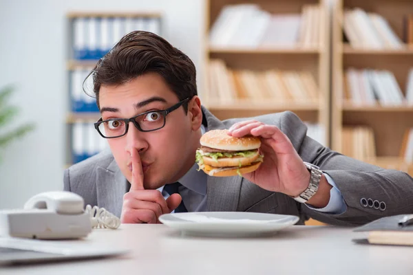 Hungrig rolig affärsman äter skräpmat smörgås — Stockfoto