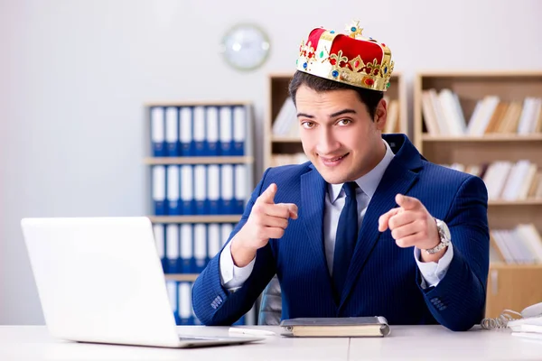 Kung affärsman arbetar på kontoret — Stockfoto