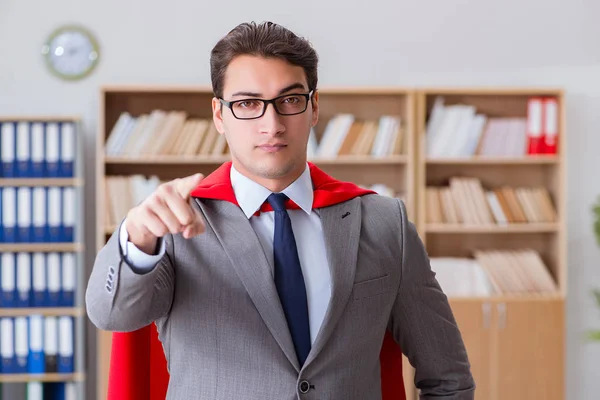 Homem de negócios super-herói trabalhando no escritório — Fotografia de Stock