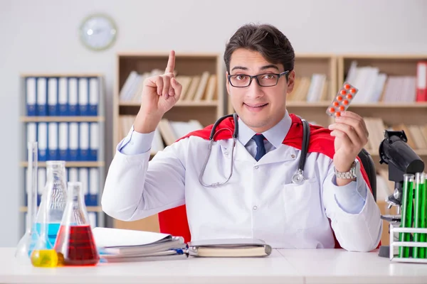 Superhjälte läkare som arbetar på labbet sjukhus — Stockfoto