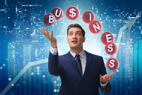 Biznesmen żonglerka pomiędzy różne priorytety w biznesie — Zdjęcie stockowe