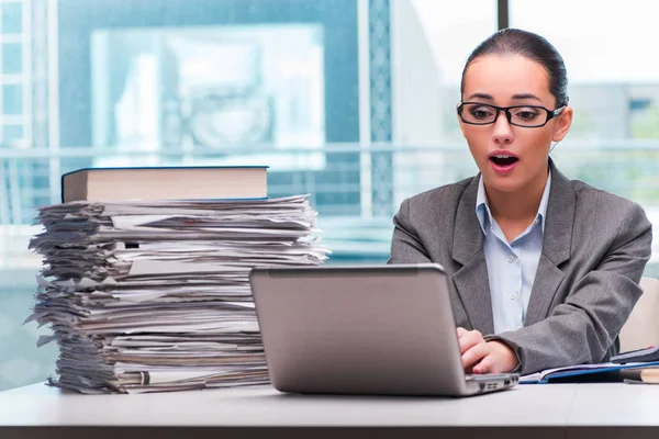 Jovem empresária que trabalha no escritório — Fotografia de Stock