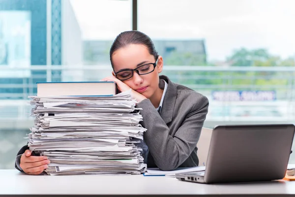 Jovem empresária que trabalha no escritório — Fotografia de Stock