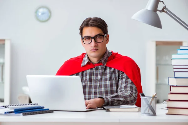 Estudiante superhéroe con libros que estudian para exámenes — Foto de Stock