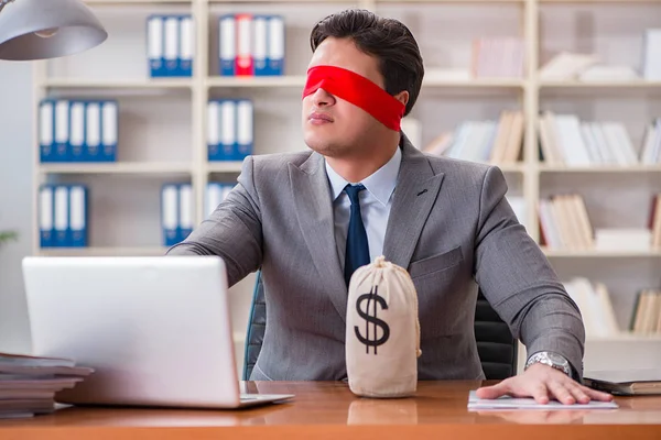 Завязанные глаза бизнесмен сидит за столом в офисе — стоковое фото