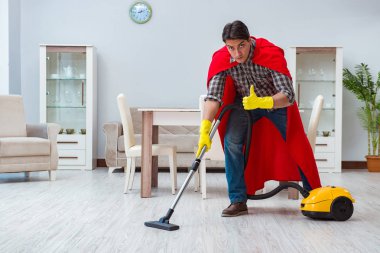 Süper kahraman temizleyicisi evde çalışıyor.