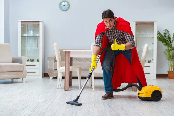 Nettoyant super héros travaillant à la maison — Photo