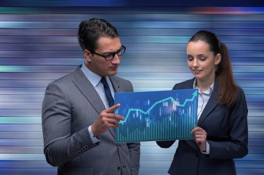 İş adamı ve iş kadını ticaret stratejileri tartışıyor