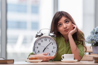 Çalar saati olan öğrenci sınavlara hazırlanıyor