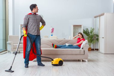 Süper kahraman koca karısına evde yardım ediyor.