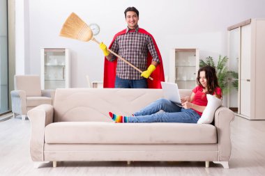 Süper kahraman koca karısına evde yardım ediyor.