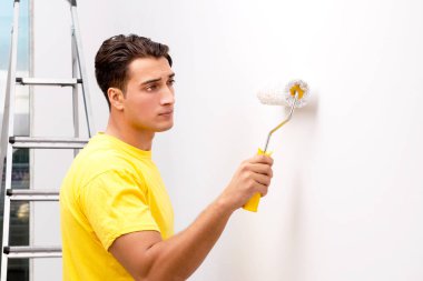 Ev iyileştirmeler yapan genç erkek