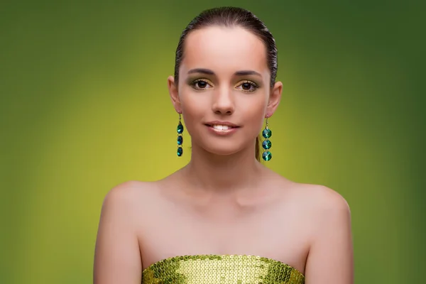 Giovane donna in concetto di bellezza su sfondo verde — Foto Stock