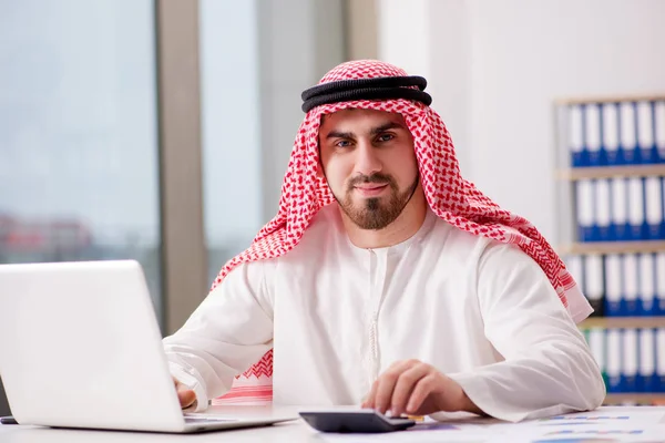 Arab businessman working on laptop computer — Stock Photo, Image