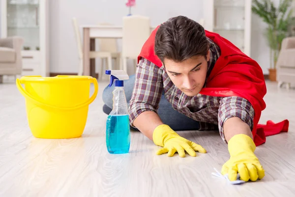 Super eroe marito pulizia pavimento a casa — Foto Stock