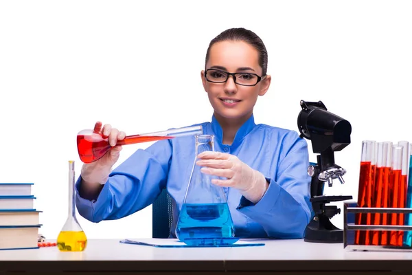 Jovem médica em laboratório isolada em branco — Fotografia de Stock