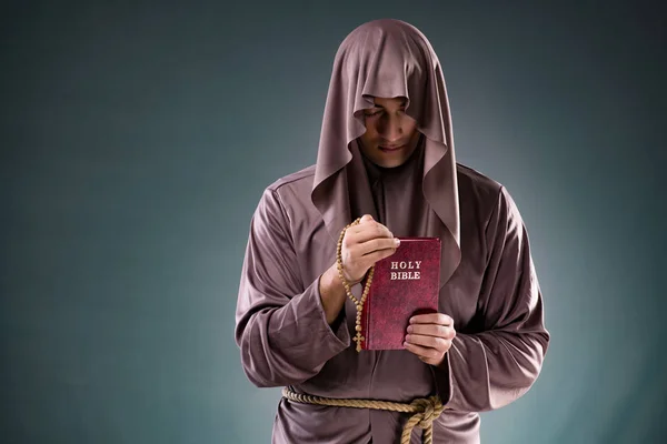 灰色の背景に宗教的な概念の修道士 — ストック写真
