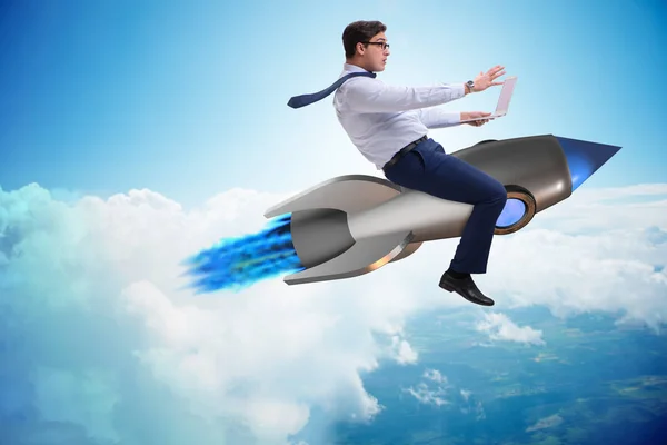 Biznesmen latający na rakiecie w koncepcji biznesu — Zdjęcie stockowe