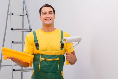 Duvarı DIY konseptiyle boyayan adam